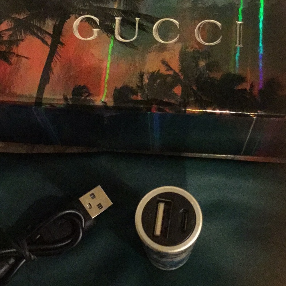 💙🌹🌸Brand New Gucci Smartphone Charger💙🌸🌹 - Picture 2 of 6